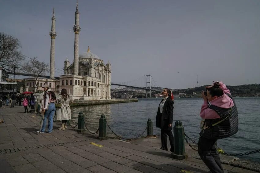Набережная ортакей. Стамбул каникулы. Время в турции сейчас. Последние новости стамбула для туристов. Искандер гид в стамбуле.