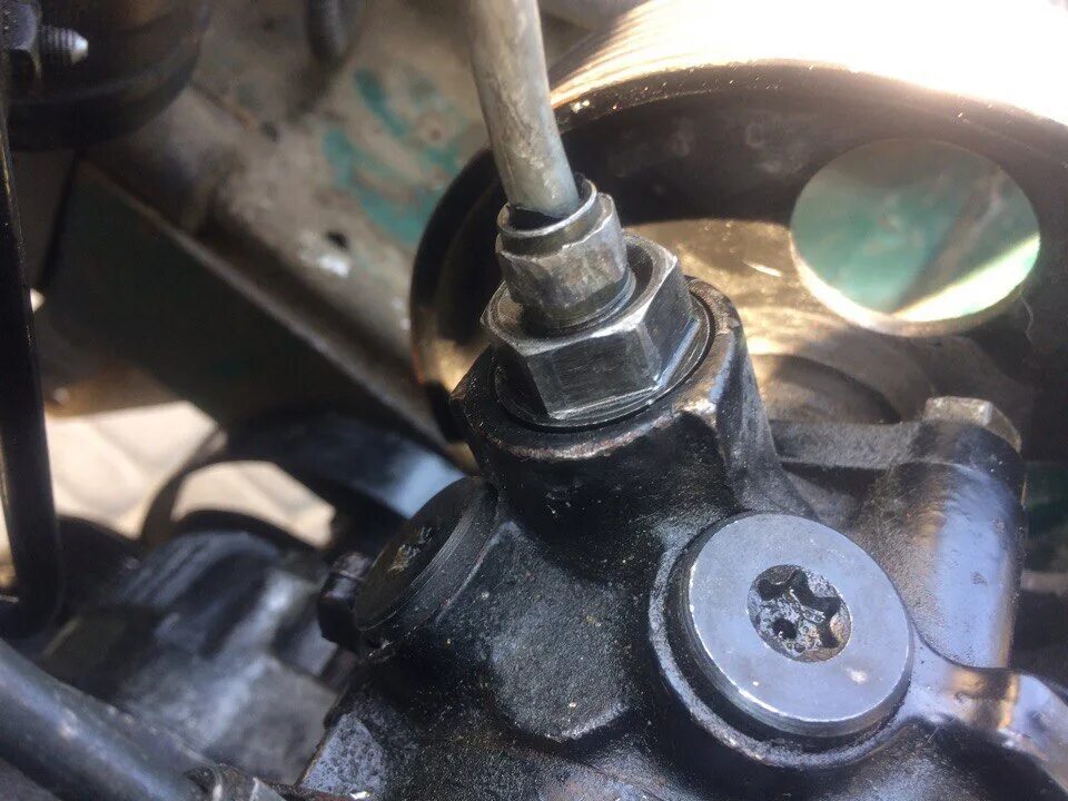 Поврежден гидравлический шланг. Форд фокус комби 2003 гидравлика как устранить течь гидравлики. Лопнул шланг высокого давления керхер 5. Лопнул шланг гидравлики. Изношенный шток гидроцилиндра.