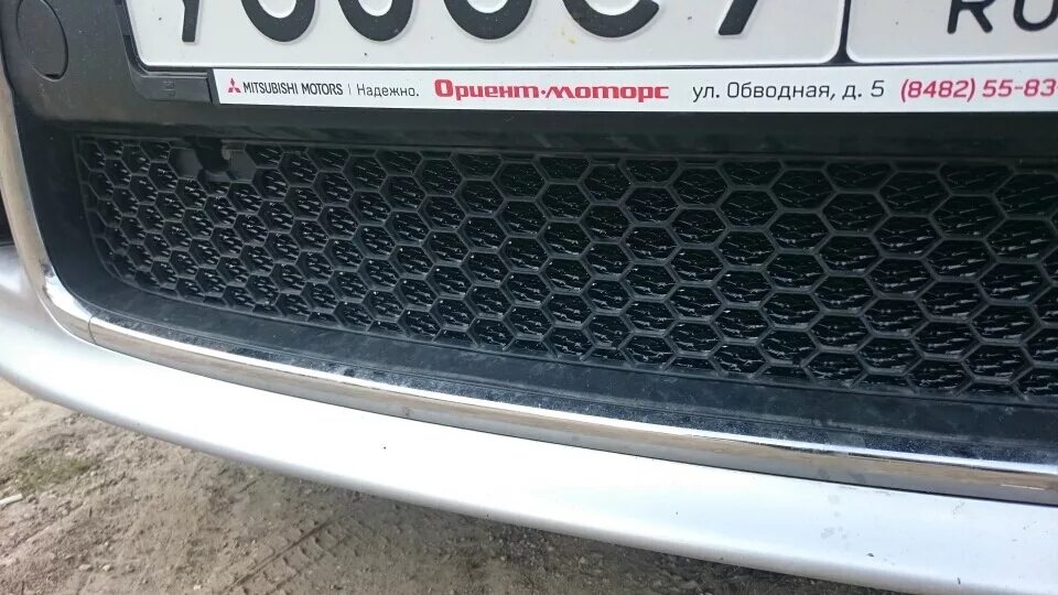 Сетка в бампер размеры. Сетка в бампер лансер 10. сетка бампера scania g380. сетка в бампер на защелках гранта.