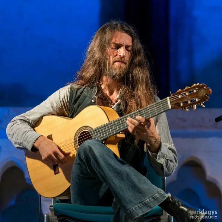 Эстас тонне с гитарой. Гитарист виртуоз эстас. Эстас тонне гитарист. Estas tonne гитара. Эстас тонне молодой.