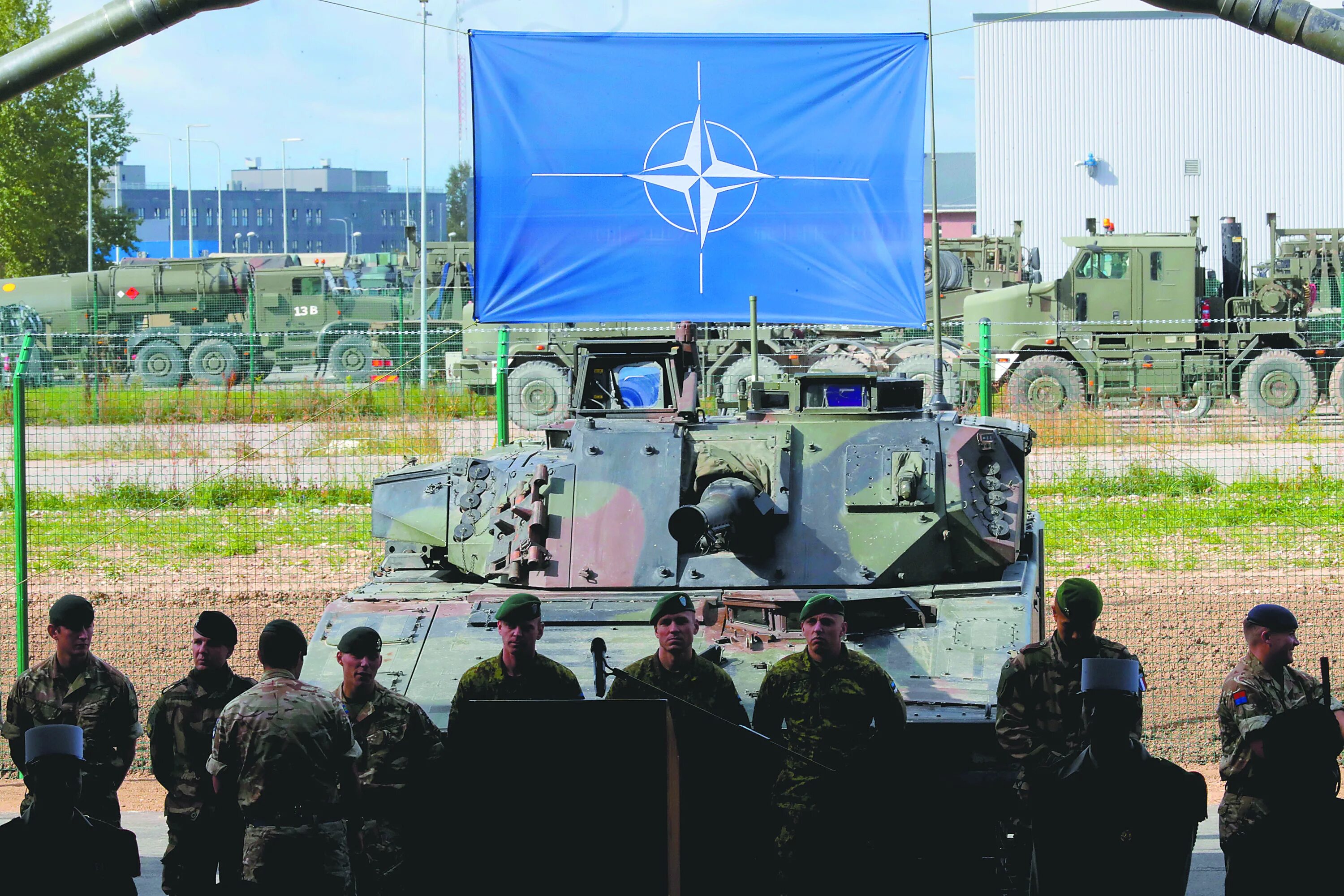 Нато возле границ. Учения войск НАТО У границ РФ. Вооружённые силы НАТО. Военные учения НАТО. Войска НАТО.