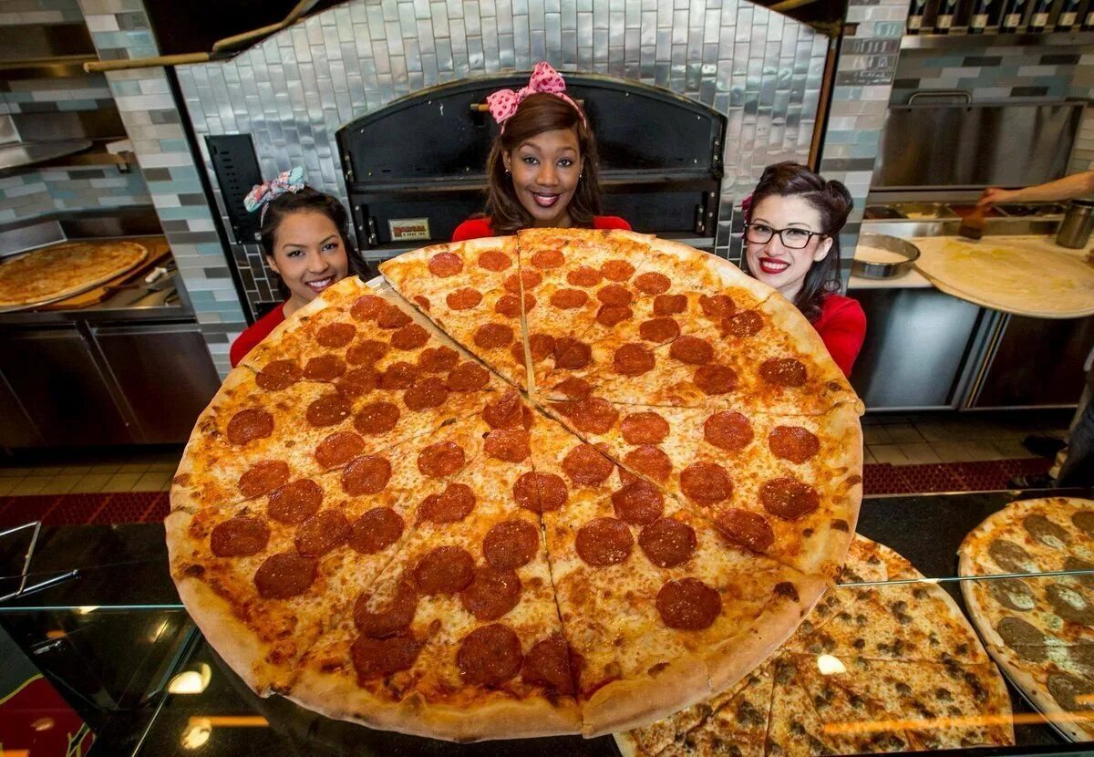 Пицца большие куски. Огромная пицца. Огромный кусок пиццы. Самая огромная пицца. Самая большая пицца.
