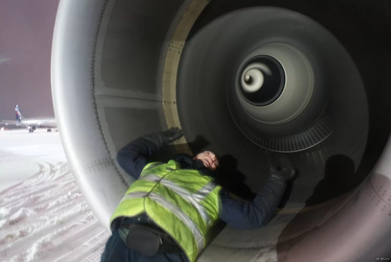 Взрыв самолеты боинг 737. Засосало в турбину самолета. Засосало в турбину самолета. Птица в двигателе самолета. Турбина самолета.