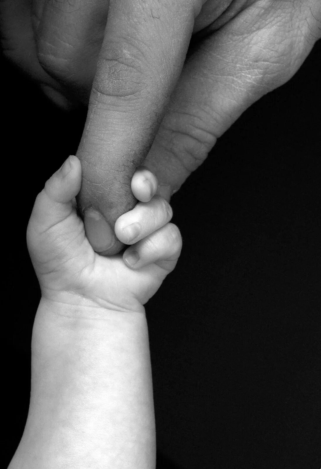 Ребенок на руках. Младенец на руках. Маленькие ладони. Рука младенца в руке отца. Держим пальчики