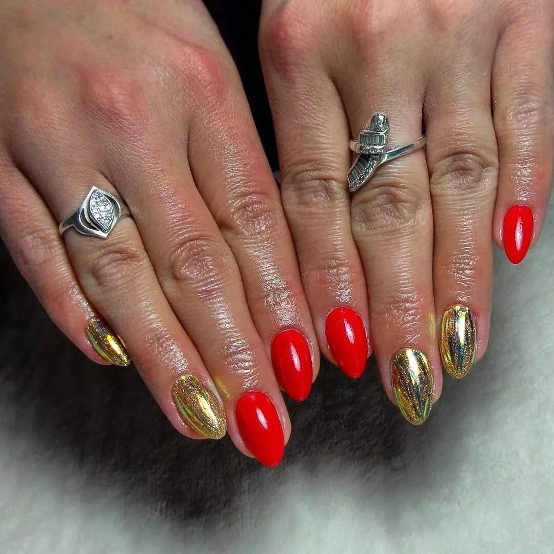 красный маникюр с золотой втиркой. маникюр красный с з олл отом. маникюр миндаль втирка. ногти шеллак красный с золотом. красный маникюр с золотым френчем.