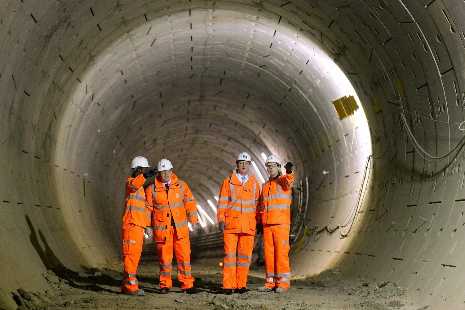 Рабочие прокладывают тоннель 500 3 10. Crossrail Лондон. Рабочие прокладывают тоннель. Инженеры Евротоннель. Проект Crossrail.