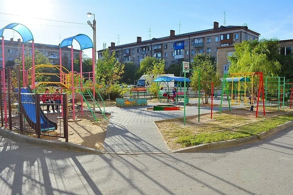 Волгоград дворы. Ткачева,17 фото двора в волгограде. Волгоград сталинки дворы. Советская 16 волгоград во дворе. Красивые дворы волгограда.