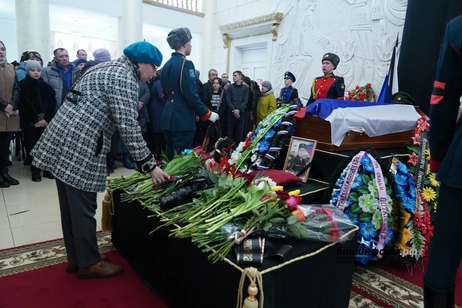 Прощание в дк. Прощание с погибшим солдатом. Простились с погибшим в Башкортостане. Прощание с погибшими солдатами. Прощание с солдатами погибшими на Украине.