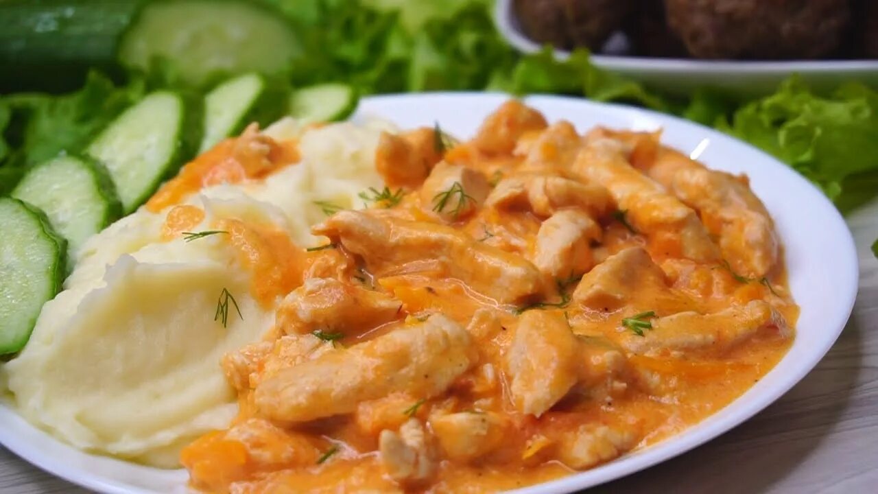 Подлив из куриного филе со сметаной. Куриный бефстроганов. бефстроганов из курицы фото. бефстроганов из куриной грудки. бефстроганов из филе курицы.