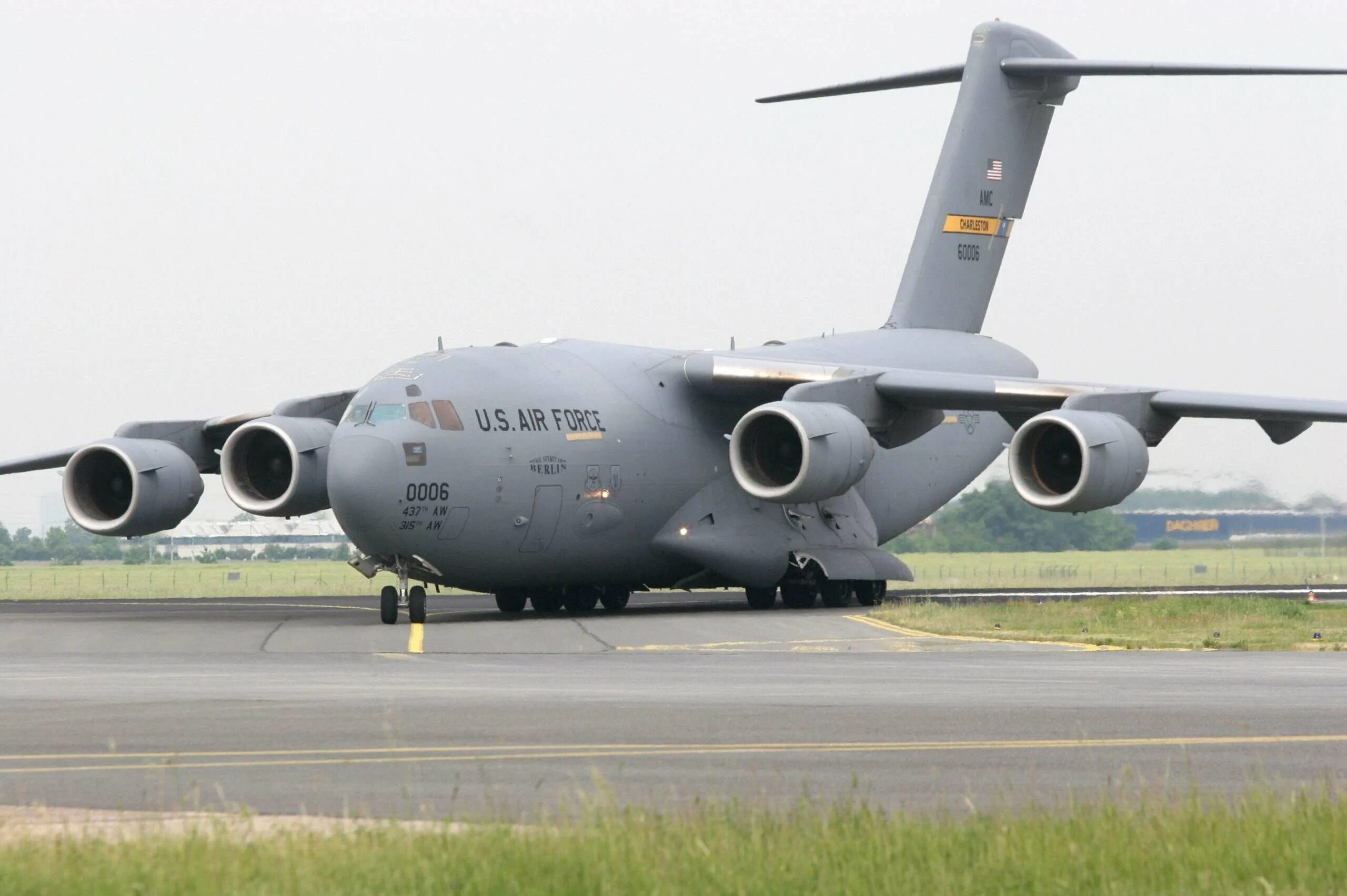 Boeing c-17 globemaster iii военно-транспортные самолёты. Американский грузовой самолет. Самолет boeing c-17а globemaster iii. Локхид с 5. Американский грузовой самолет.
