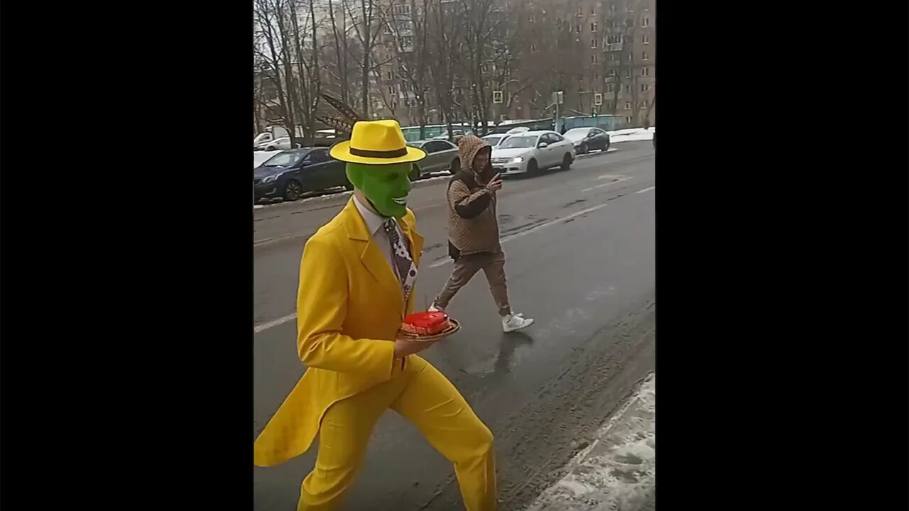 Понасенков гуляет по парку мем. Мем с понасенковым гуляет в парке. Костюм на улицу. Видео мужик гуляет. Видео мужик гуляет.