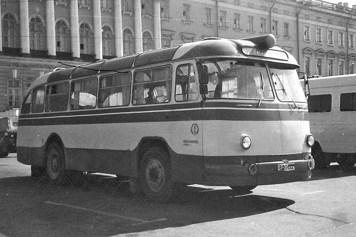 ЛАЗ-695б. ЛАЗ-695б автобус. ЛАЗ 695 горбатый. ЛАЗ-695 автобус.
