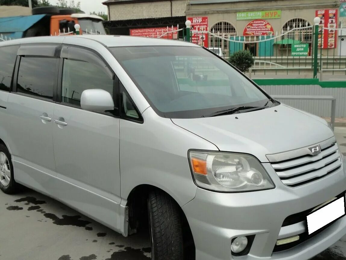 Куплю автомобиль владивосток тойота. Toyota Noah 2004. Toyota Noah r60. Тойота Ноах 2004г. Toyota Noah 2004 год.