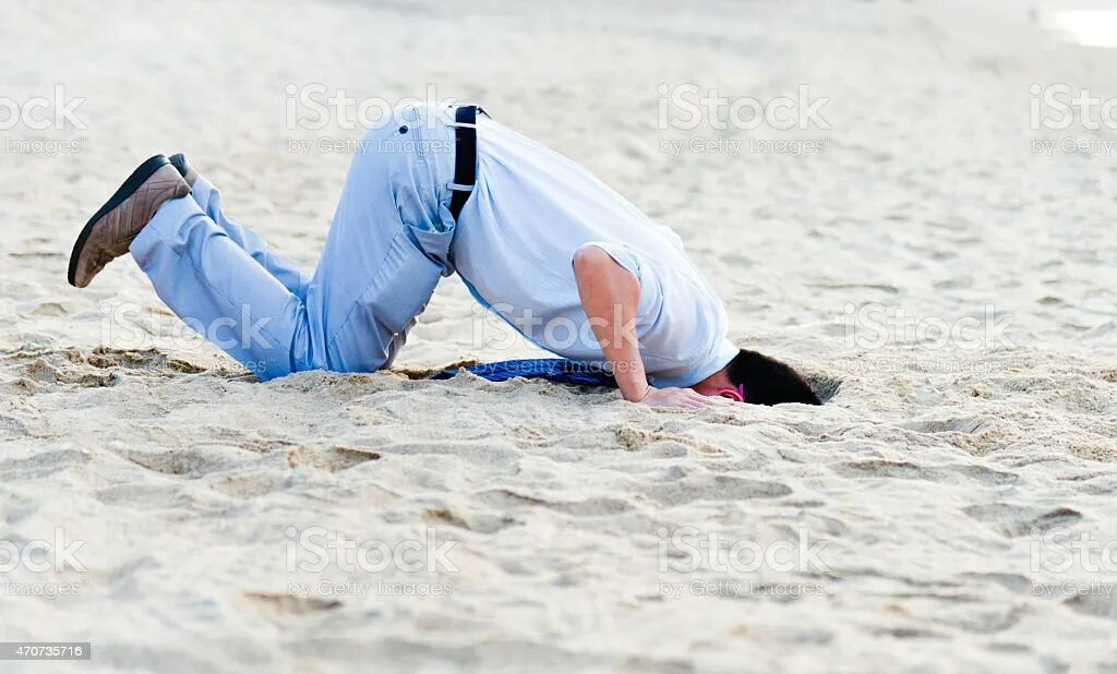 Люди спрятали голову в песок. Человек укрывается. Зарыться головой в песок это. Девушка головой в песок. Человек что то прячет.