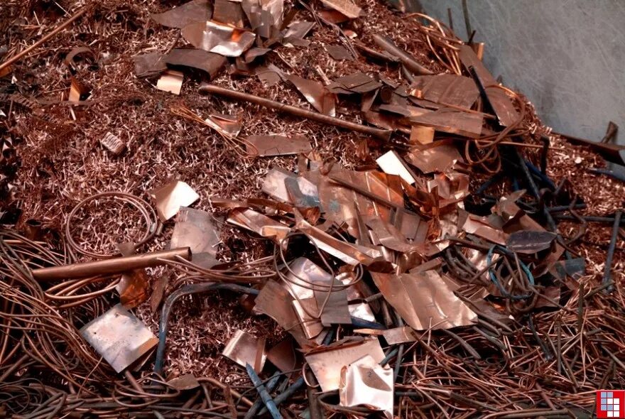 Деньги в помойке. Раскопки кладов. Коп металлолома с металлоискателем. Медь металлолом. Найдено много.