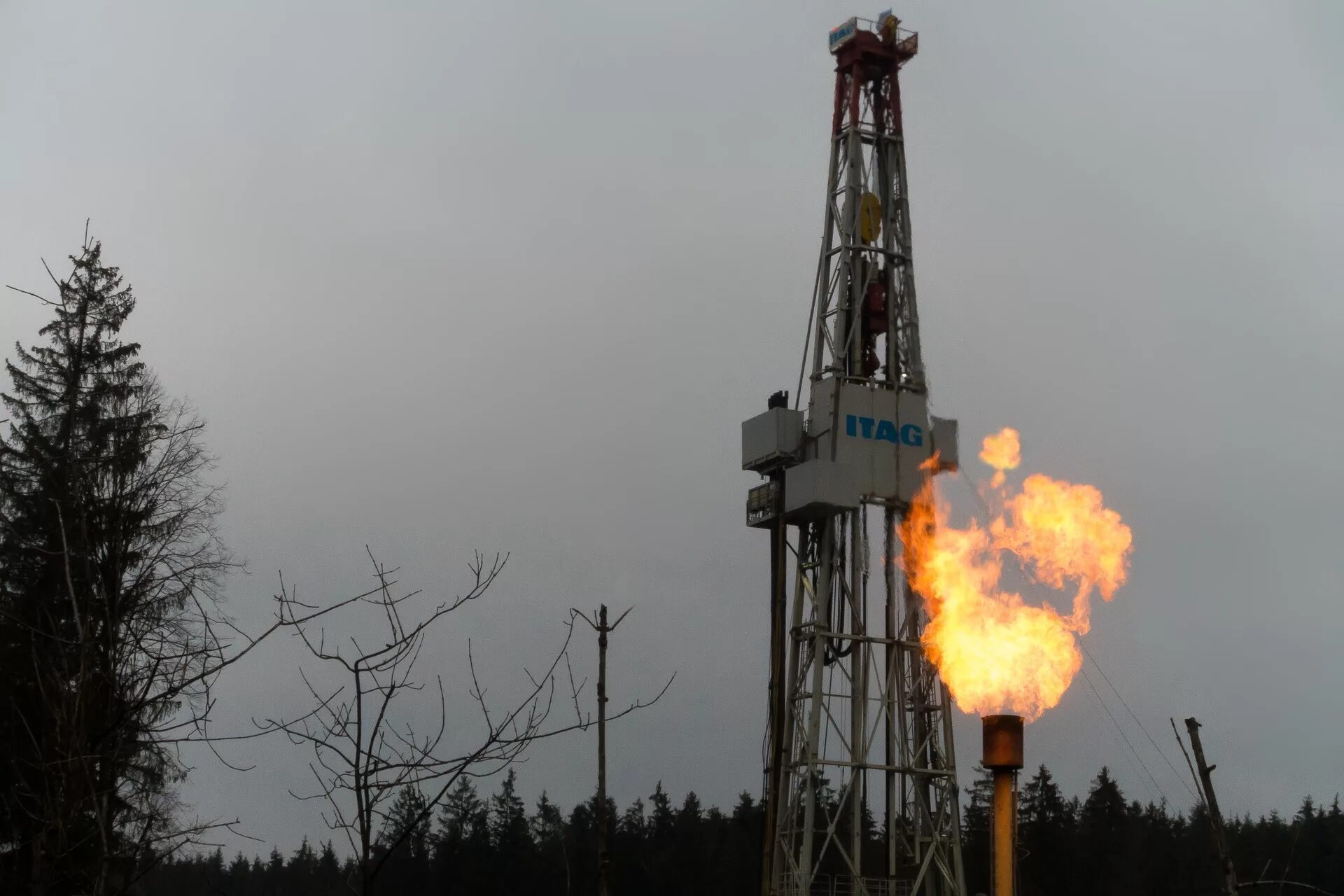 Буровая вышка. Попутный нефтяной газ. Факел попутного газа. Буровая вышка. Газовая вышка.