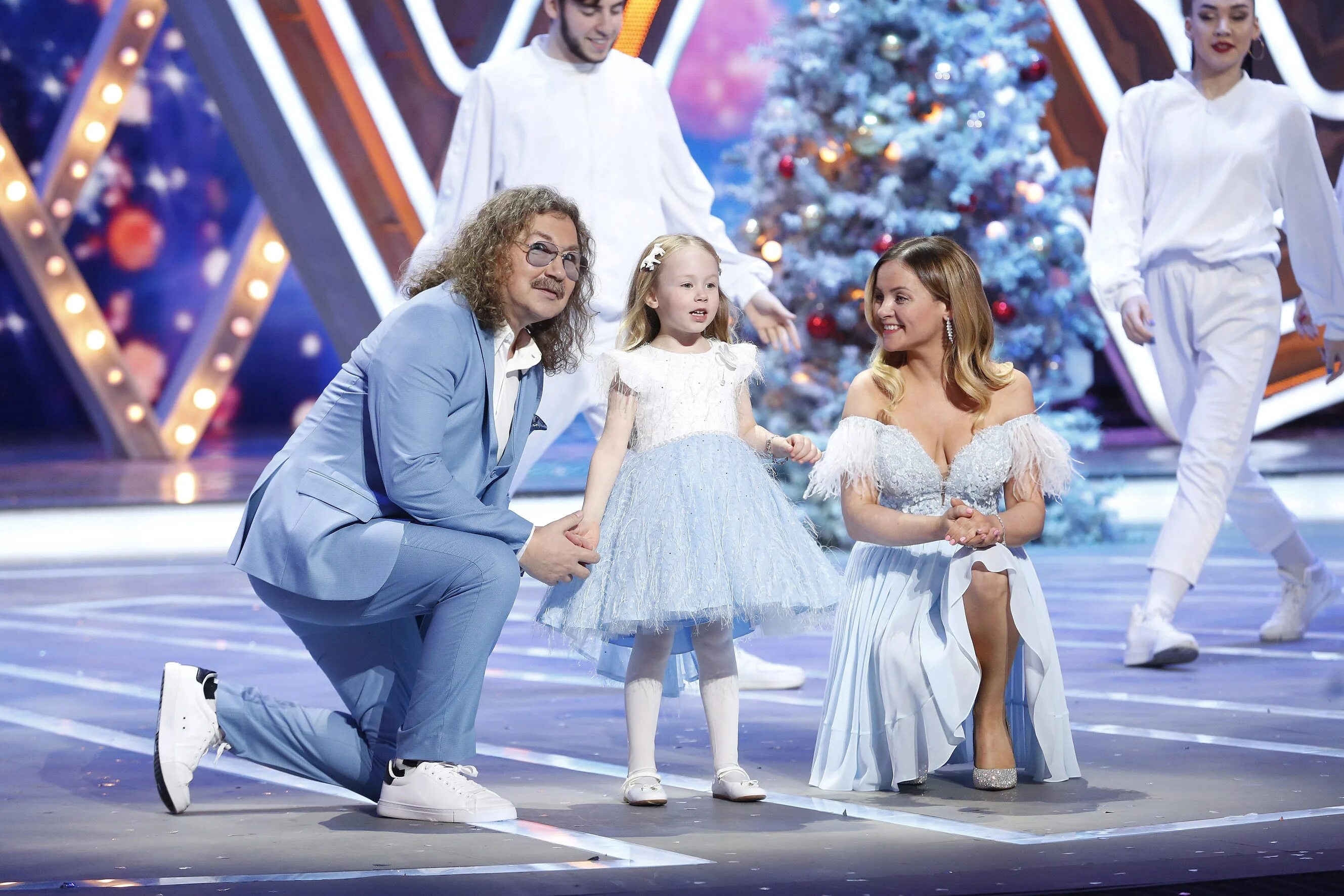 Голубой огонёк на шаболовке 2021. Выступление звезд на новый год. Хибла герзмава голубой огонек 2022. Голубой огонек на шаболовке 2016. Стерлитамак арена клипы песен.