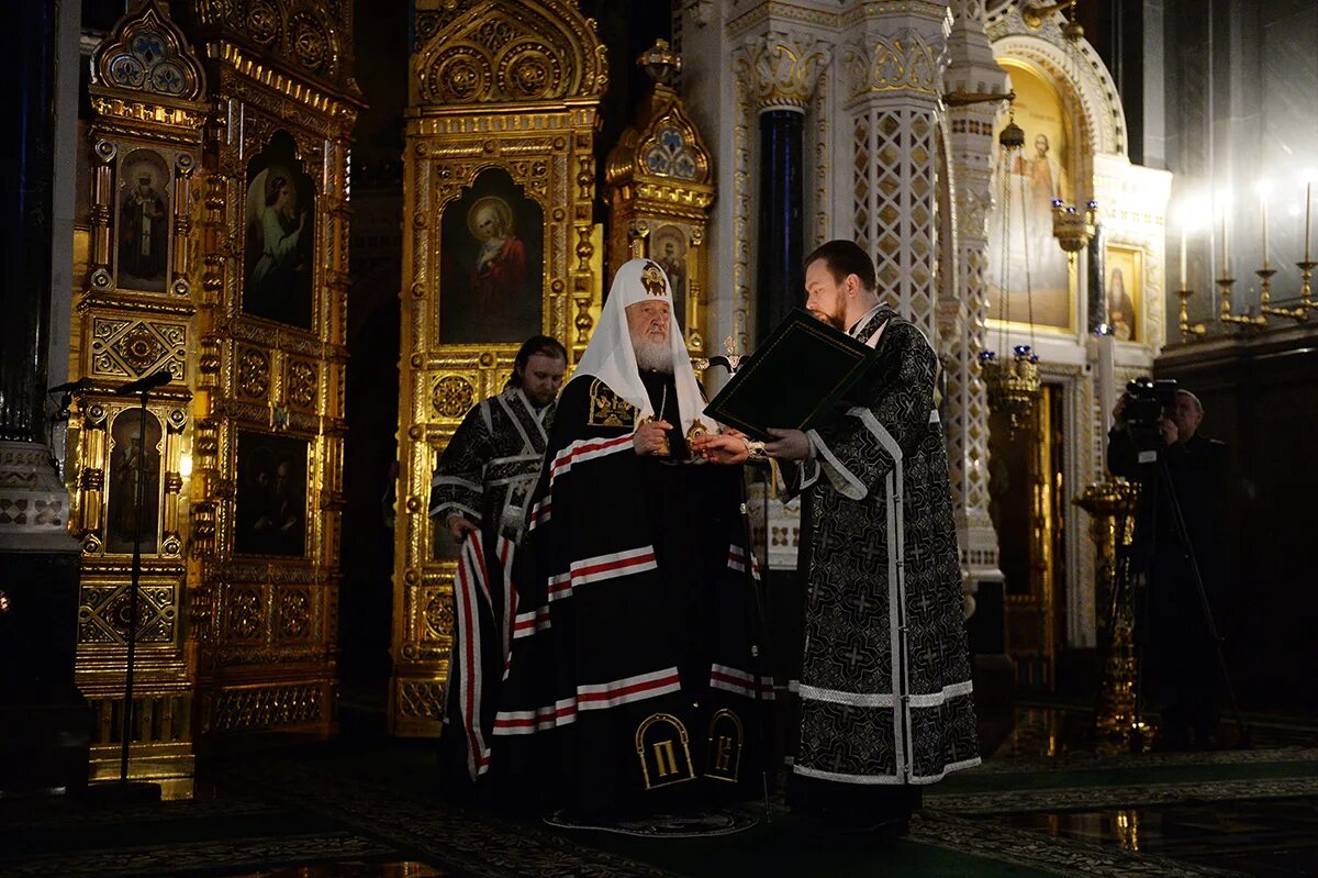 Вечерню с чином прощения. Православие вечер храм чин прощения. прощеное воскресенье в храме фото. чин прощения в прощенное воскресенье за вечерним богослужением.