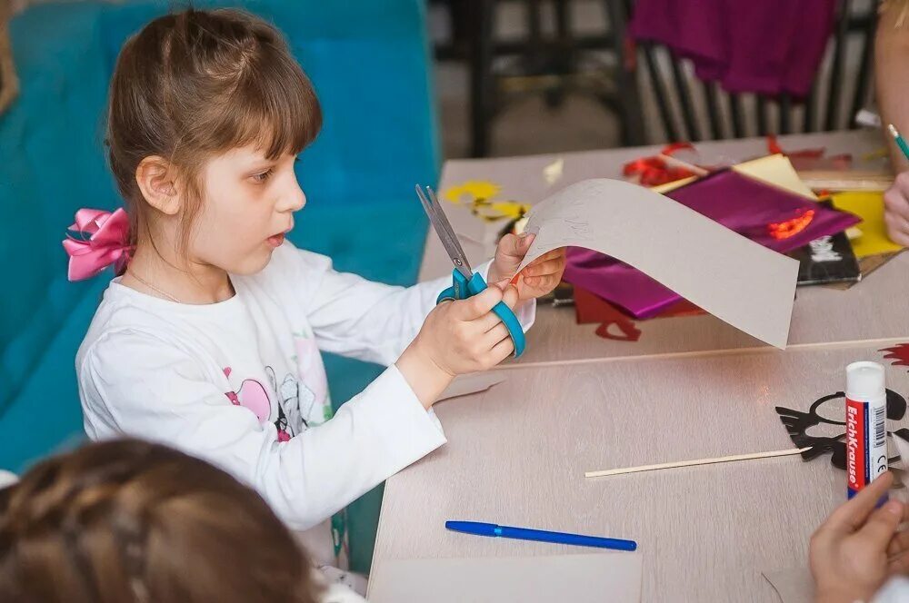 Бумажный город из бумаги. Подарок цветными карандашами. Покажи бумажную школу. Бумажная школа фандом. Покажи бумажную школу.