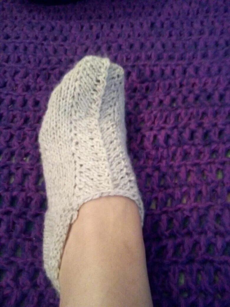 Следки галины викловой -мк. Таша деркач тапочки следки. Подследники на двух спицах без швов. Подробнейший мастер класс. Вязаные следки спицами на двух спицах.