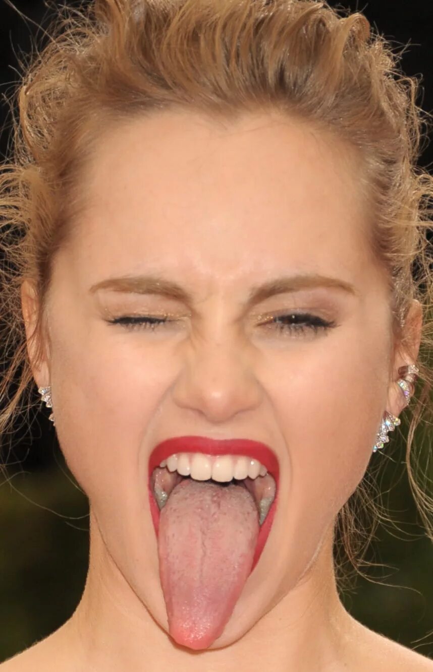Сильно открытые. Девушка орет. Женщина с широко открытым ртом. Женское лицо с широко открытым ртом. Саманта рамсделл.