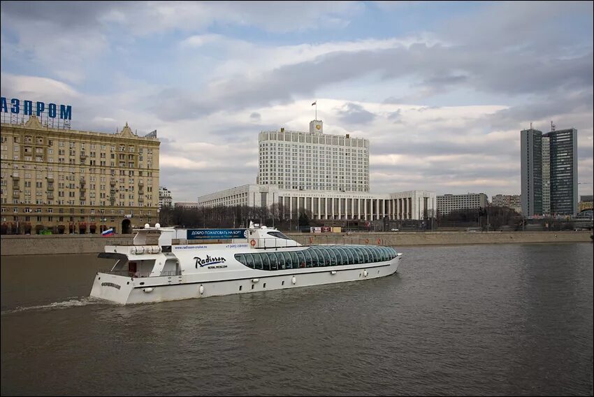 Рэдиссон корабль. Флотилия рэдиссон ройал москва. Дебаркадеры на москве реке. Яхта рэдиссон причал гостиницы украины. Корабль на москве реке рэдиссон.