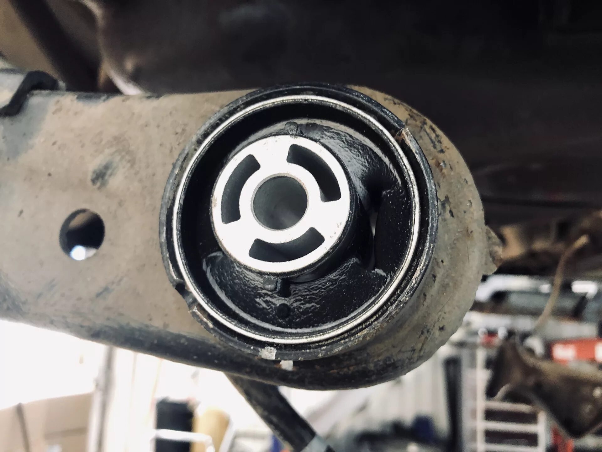 Сайлентблок переднего рычага каптива с140. Замена задних сайлентблоков работ. Задние сайлентблоки вольво 940. Сайлентблок балки киа рио. Сайлентблок задней балки ваз 2106.