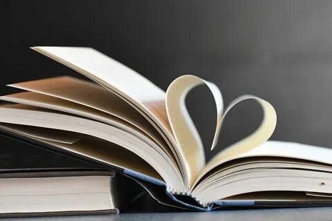 Раскрытая книга в библиотеке