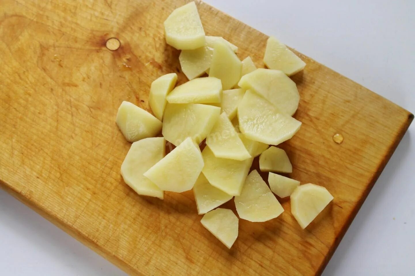 Нарезка ломтиками картофель. Нарезка картофеля ломтиками. Картофель нарезанный ломтиками. Нарезка картофеля дольками. Картошка нарезанная дольками.