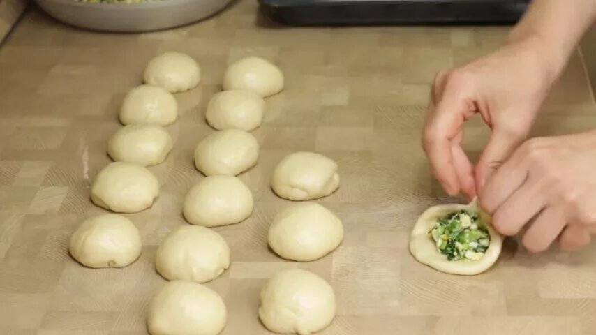 Тесто для пирожков с луком и яйцом. Пирожки с луком и яйцом дрожжевое тесто. Пирожки с яйцом и луком в духовке на дрожжевом тесте. Лук яйца в тесте. Что дает яйцо в тесте