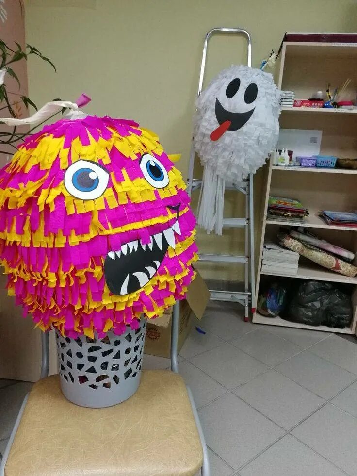 Как сделать домашнюю пиньяту. Пиньята сиреноголовый. Пиньята папье маше. Гофрированная бумага пиньята. Пиньята своими руками на новый год.