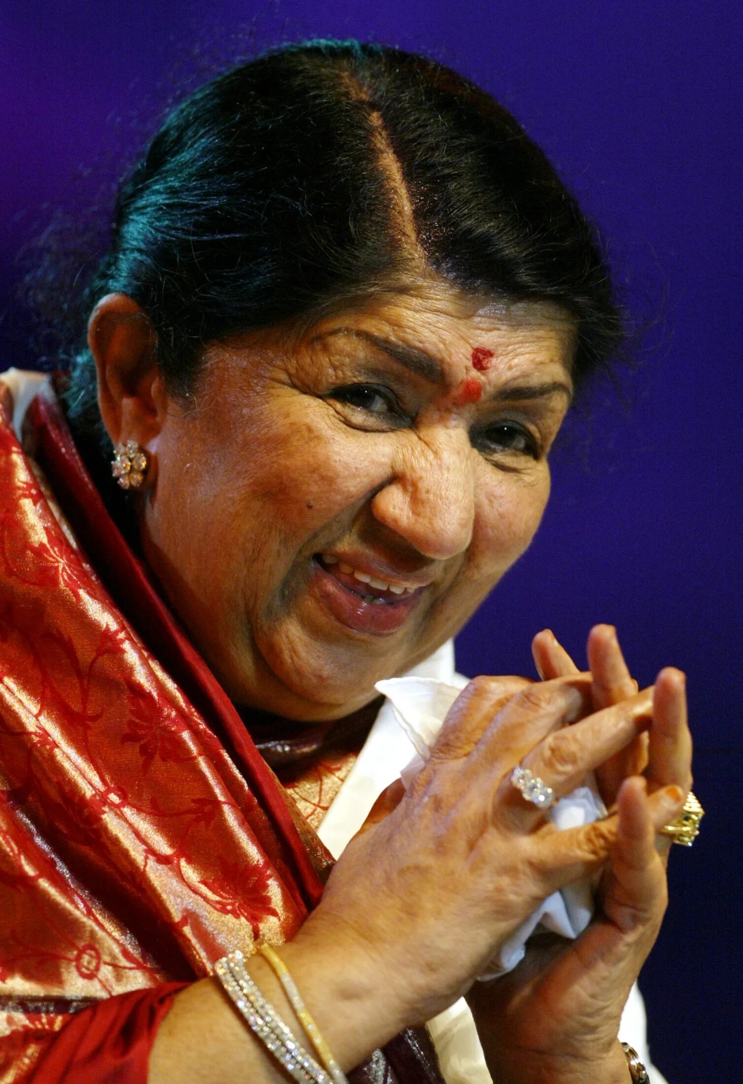 Лата мангешкар все фильмы. Лата мангешкар песни. Лата мангешкар. Lata mangeshkar emp 3. Индийская певица лата мангешкар.