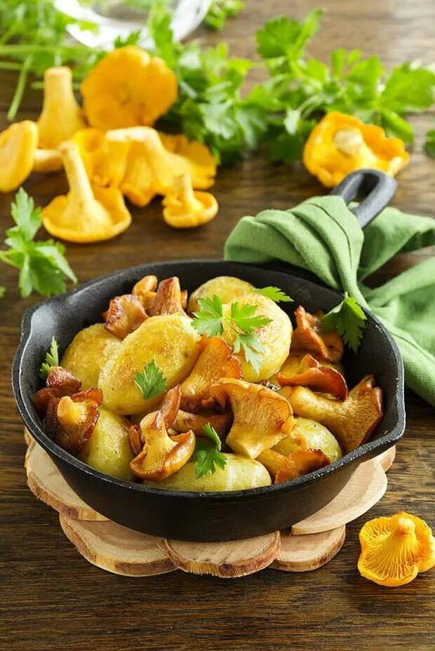 Копченая картошка с грибами. Картошка с грибами. жареная картошка с лисичками. картофель жареный с лисичками. картофель жареный с грибами.