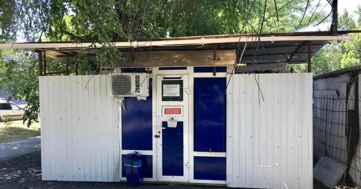 Блондинка сбрасывает балласт в общественном сральнике