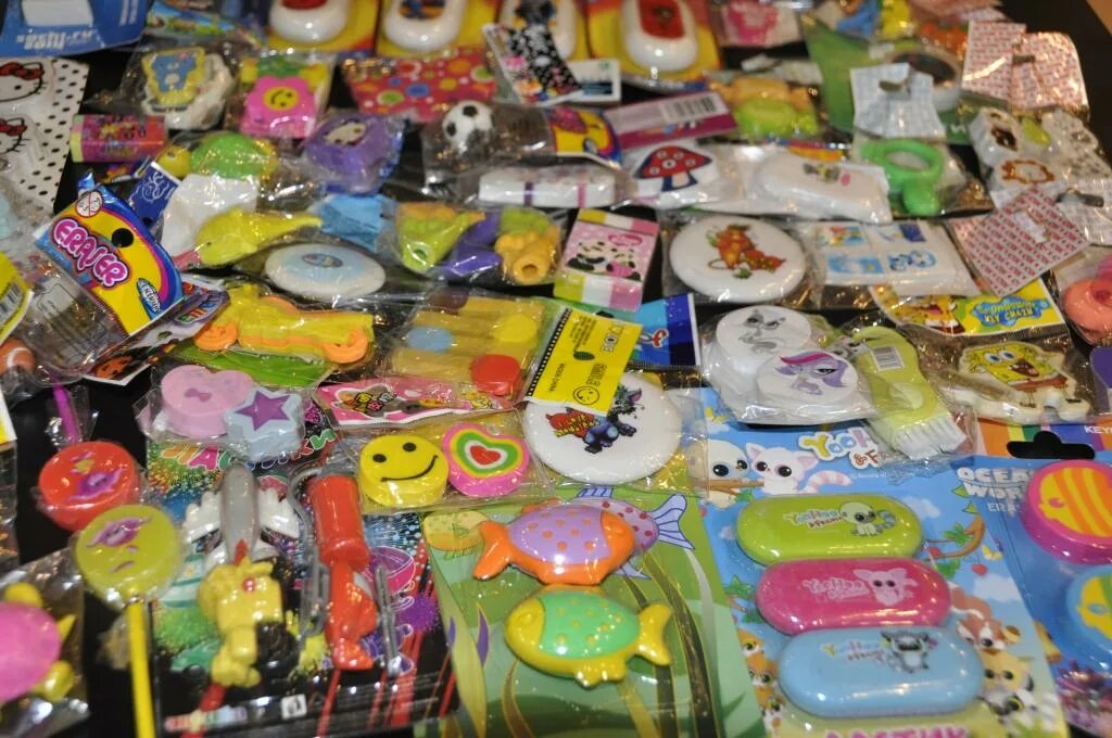 Видео товара для магазина игрушек. Попит в ассортименте. Девушка в магазине игрушек видео. Магазин мягких игрушек. Прилавок с китайскими игрушками.