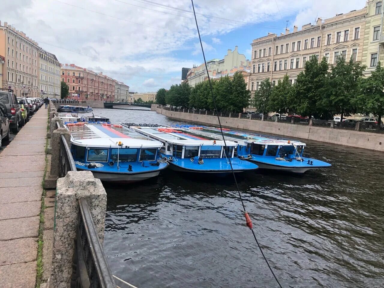 Сенатская пристань санкт-петербург. Прогулки по рекам и каналам санкт-петербурга 2020. Причалы санкт петербурга. Санкт-петербург набережная реки фонтанки прогулки по рекам и каналам. Университетская набережная 17 причал.