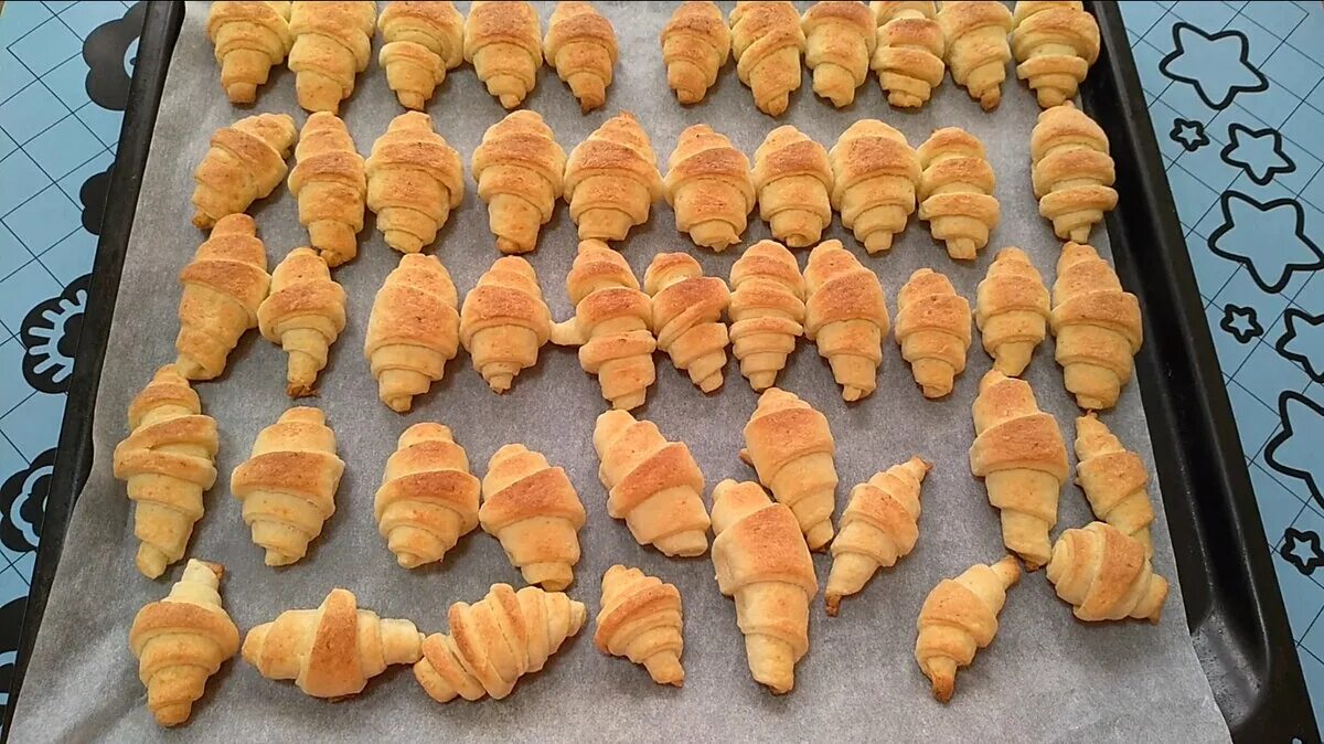 Рогалики на телефон. Марципановые рогалики. Рогалики с повидлом. Рогалики соленые печенье. Рогалики с творогом.