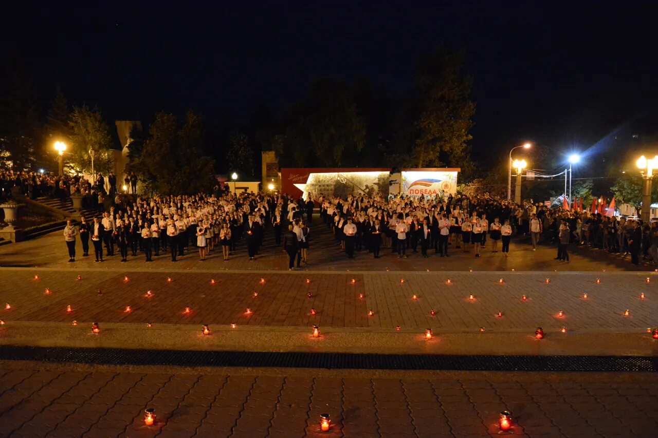 Огни памяти Ставрополь. Огни памяти выпускников. Огонь памяти. Огни памяти Ставрополь адрес. Ночной парад