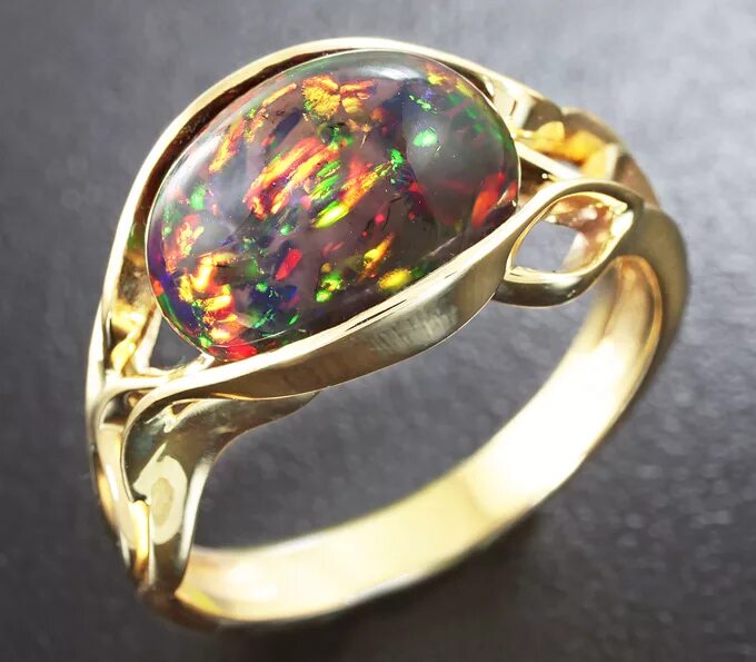 Золотистый опал. Mousson кольцо с опалом. 585 Кольца с черным опалом. Золотые кольца с камнями и опалом. Опал кольцо золотое.