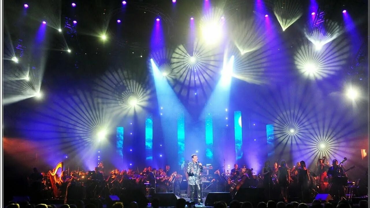 Лёва би-2 на концерте. Концерт би2 грузия. Кск экспресс ростов на дону. Би 2 концерт. Тц галерея астор концерт на крыше.