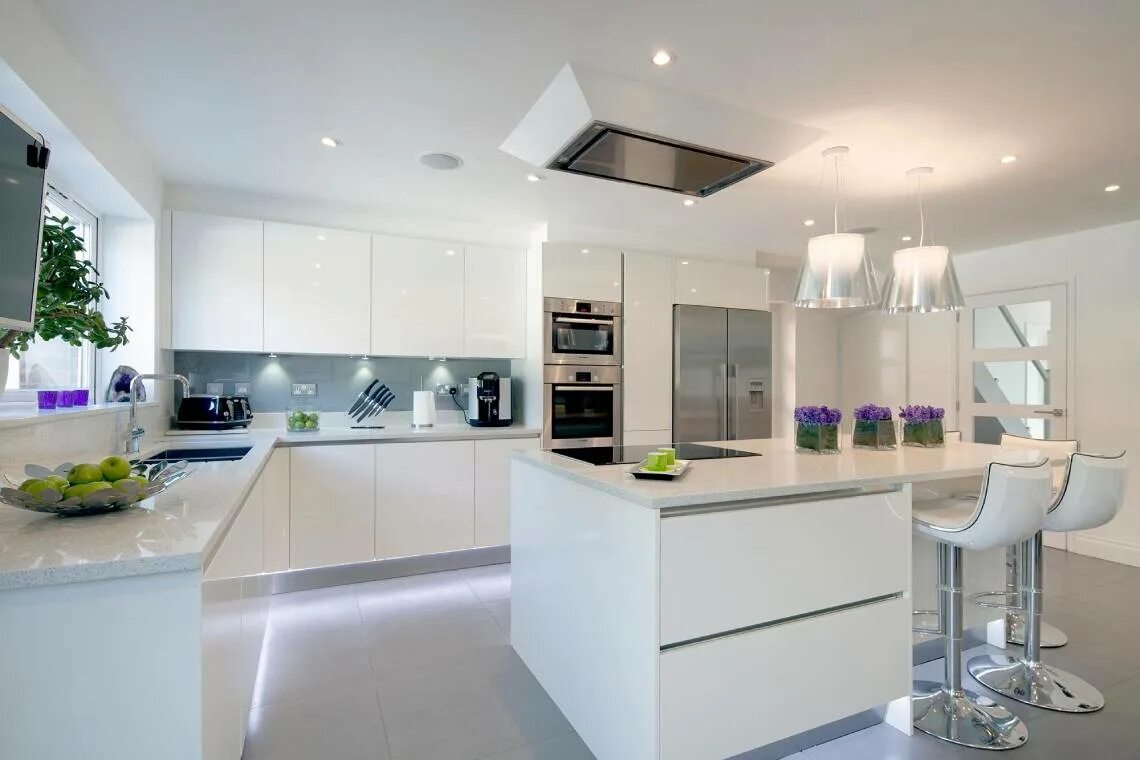 White kitchen. Белая кухня 2022. Белые кухни. Современная белая кухня. Кухни с островком в современном стиле.