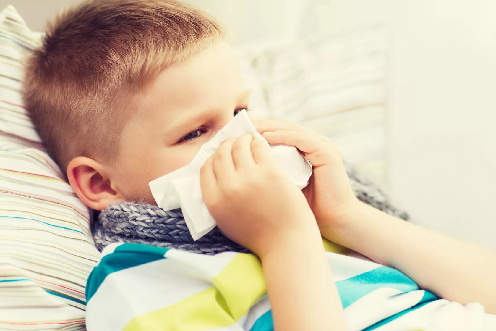 От гриппа ребенку 2. Больной гриппом ребенок. ОРВИ У детей. Ребенок кашляет. Больной мальчик.