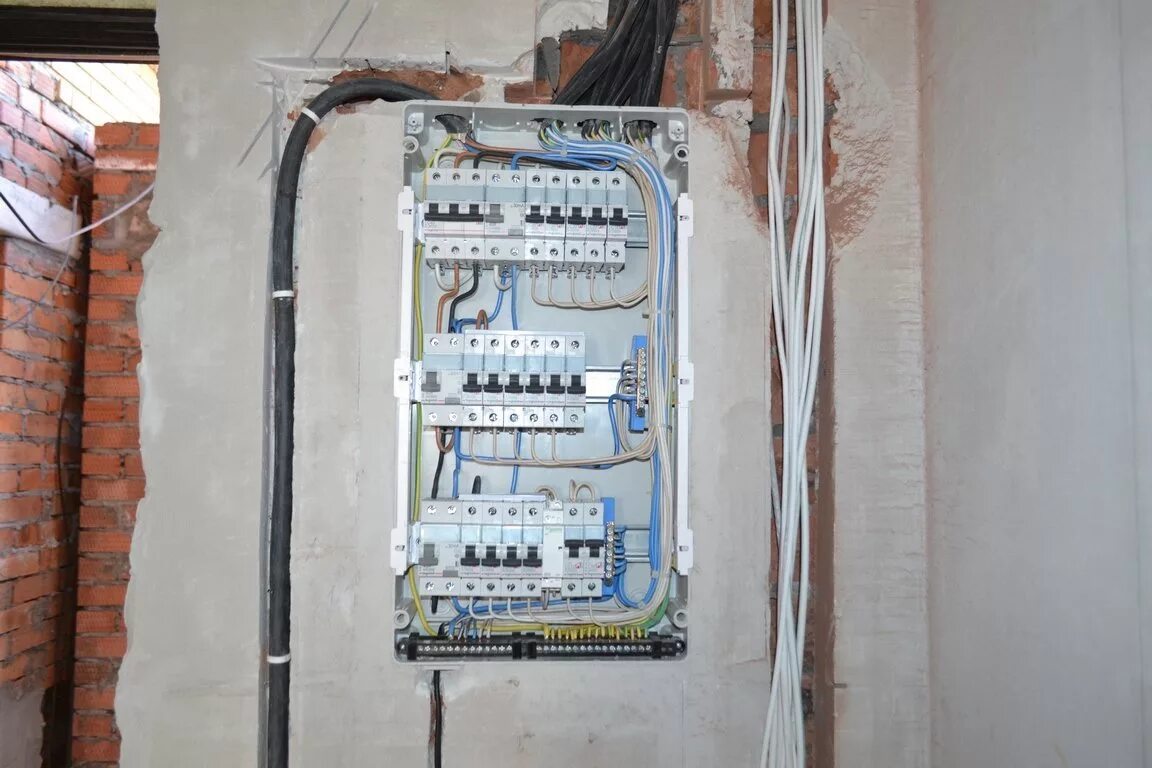 прокладка электропроводки в доме. техническое обслуживание электрооборудования. электрические работы в частном доме. электрика в доме. электромонтажник электрических сетей и электрооборудования.