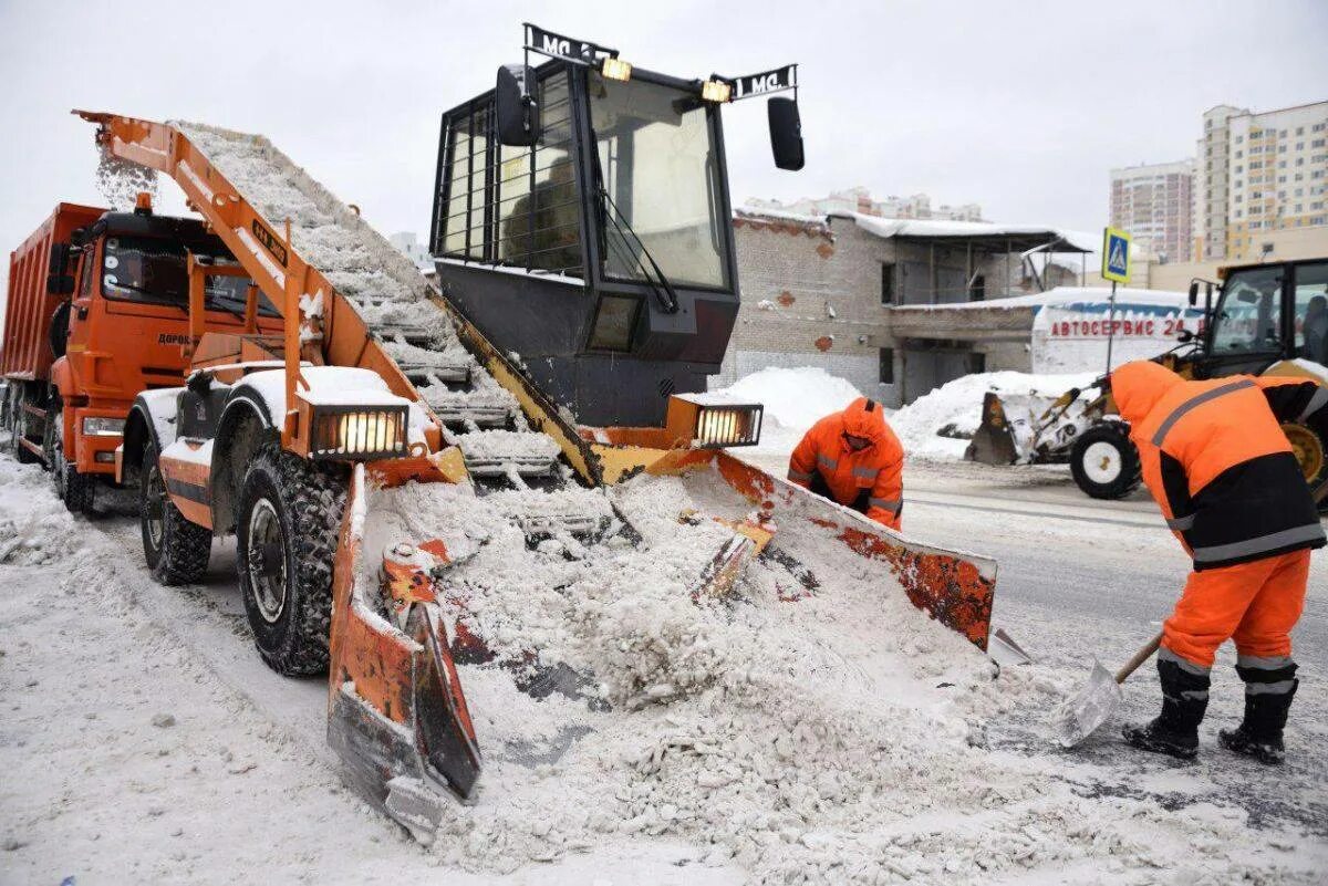Прочищенные дороги. Снегоуборочные машины для города. Снегоуборочная, уборочная техника. Уборка снега. Снегоуборочная машина для дорог города.