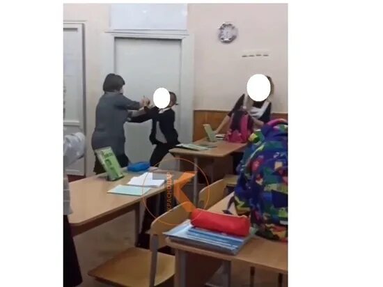 Выгнал учительницу. Школьников выгнали из школы. учитель выгоняет ученика. ученика выгнали из класса. ученик нападает на учительницу.