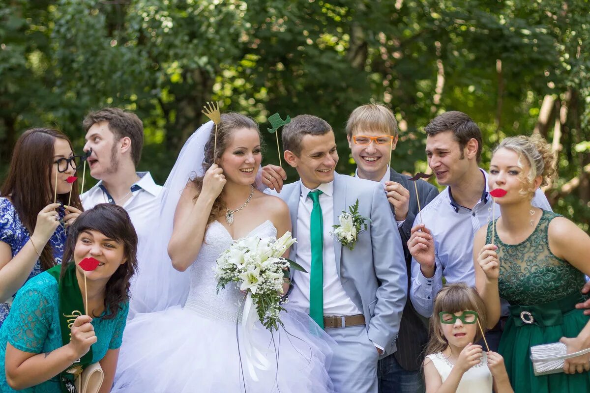 Пожениться в год семьи. Свадебная фотосессия с гостями. Гости на свадьбе. Фотосессия с гостями на свадьбе. Свадебная прогулка с гостями.