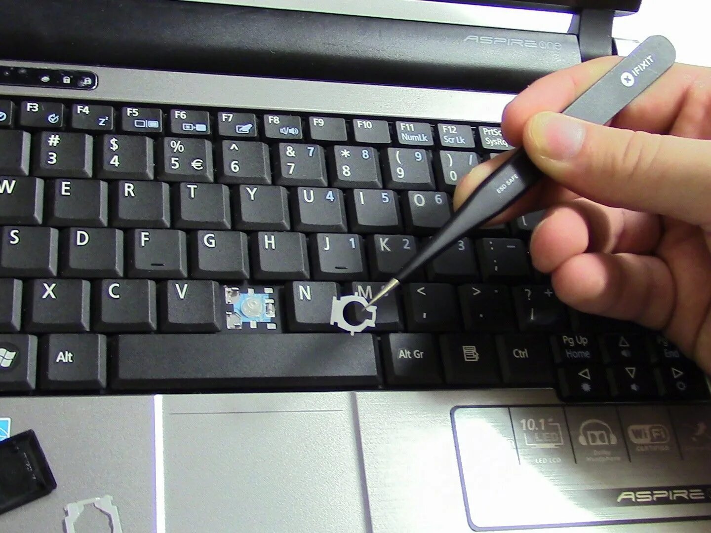 Как сменить клавиатуру на ноутбуке. Кнопки на ноутбуке Acer Aspire 5951g. Acer механизм кнопок ноутбука. Acer one d250 Keyboard. Крепление кнопок на ноутбуке Acer.