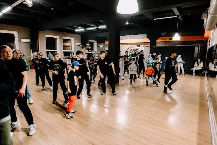 Танцевальная 10. Ставрополь танцевальные студии. Школа танцев боровское шоссе. Танцевальная 10. Школа уличных танцев.