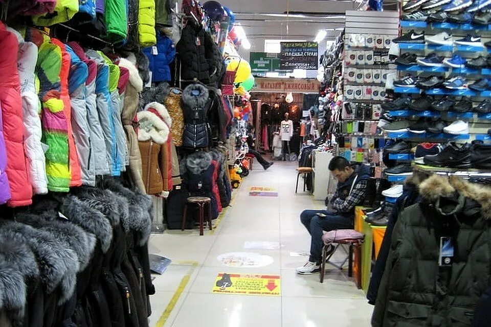 Магазин китай город в новосибирске. Рынок одежды. Вещевой рынок. Китайский рынок. Вещевой рынок в Китае.