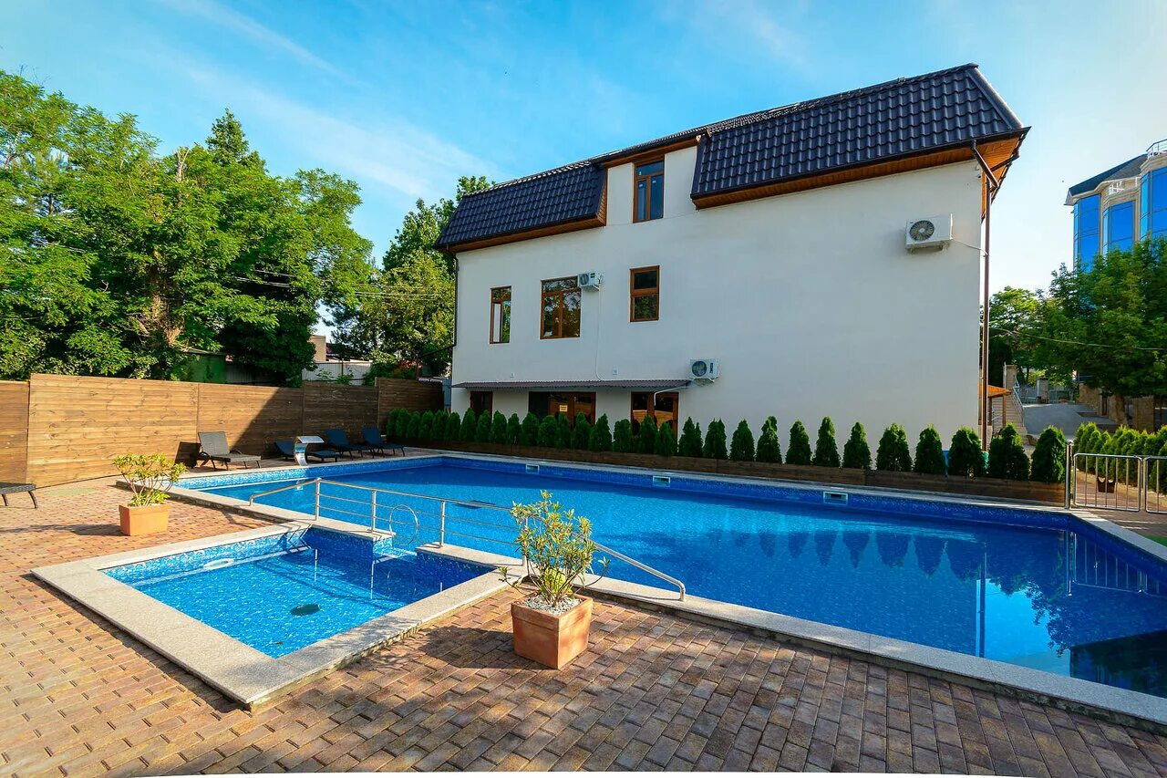 Джубга поселок южный 61. Гостевой дом жемчужина у моря джубга. Лесная поляна джубга дом с бассейном. Ореховая роща джубга гостевой дом. Джубга 2023.